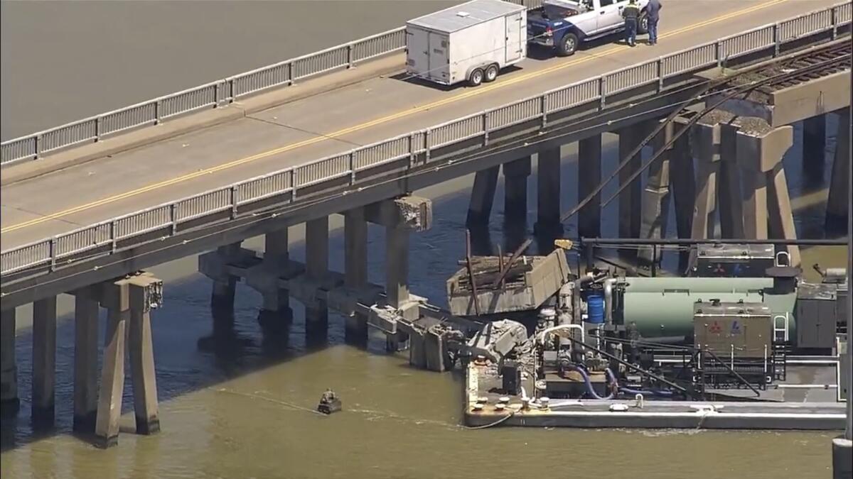 Petróleo se derrama en las aguas circundantes después de que una barcaza chocara