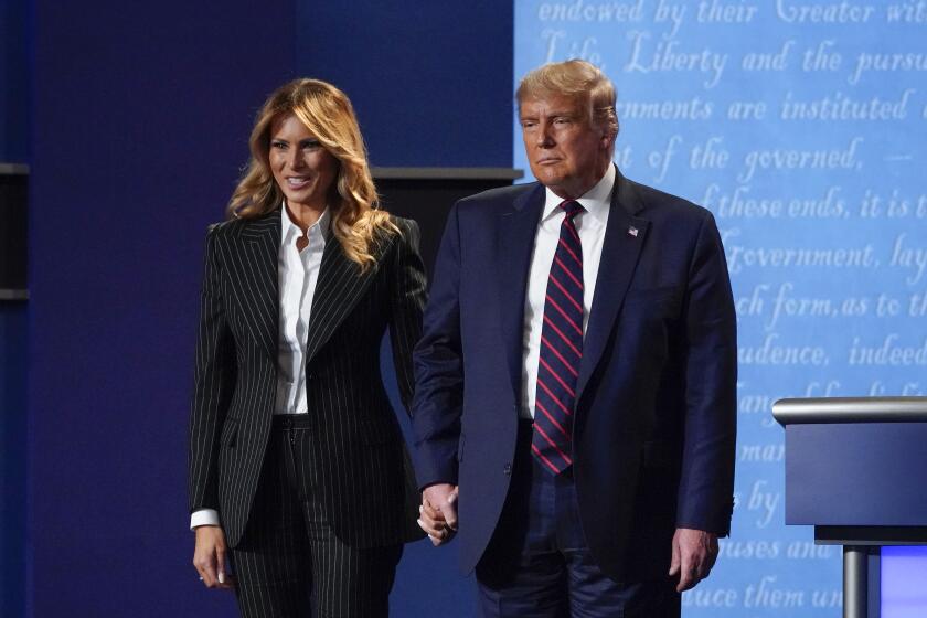 El presidente Donald Trump y la primera dama Melania Trump después del primer debate presidencial en Cleveland, Ohio, en esta fotografía de archivo del 29 de septiembre de 2020. (AP Foto/Julio Cortez, Archivo)