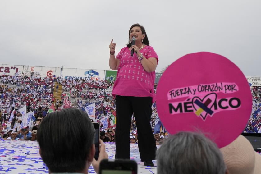 ARCHIVO - La candidata presidencial opositora Xóchitl Gálvez habla en el mitin para inaugurar su campaña, el 1 de marzo de 2024, en Irapuato, México. (AP Foto/Fernando Llano, archivo)