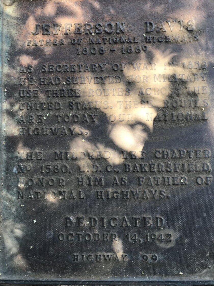   El bronce sublime El texto de la placa no menciona el papel de Jefferson Davis como Presidente de los Estados Confederados. 