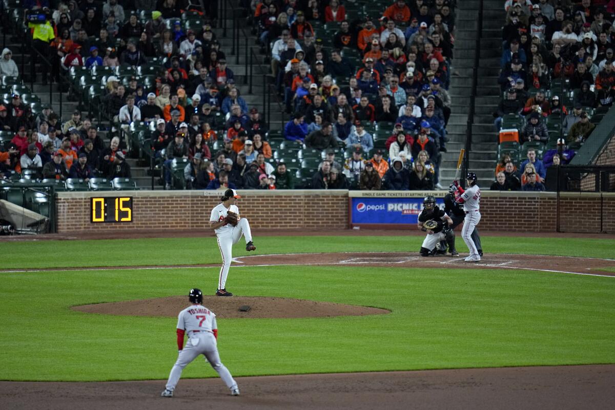 el reloj de lanzamiento es visible antes de que el abridor de los Orioles Baltimore Dean Kremer lance.