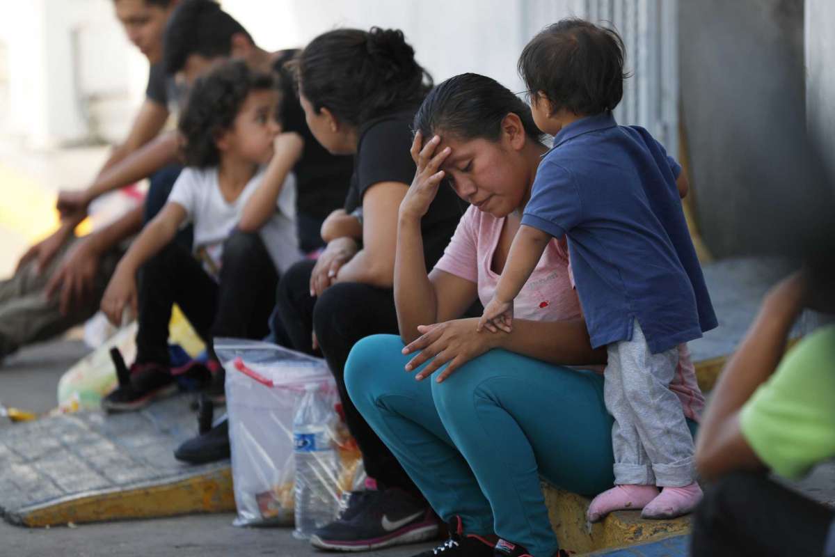 Migrantes esperando en un centro de inmigración en el Puente Internacional I en Nuevo Lared, México.