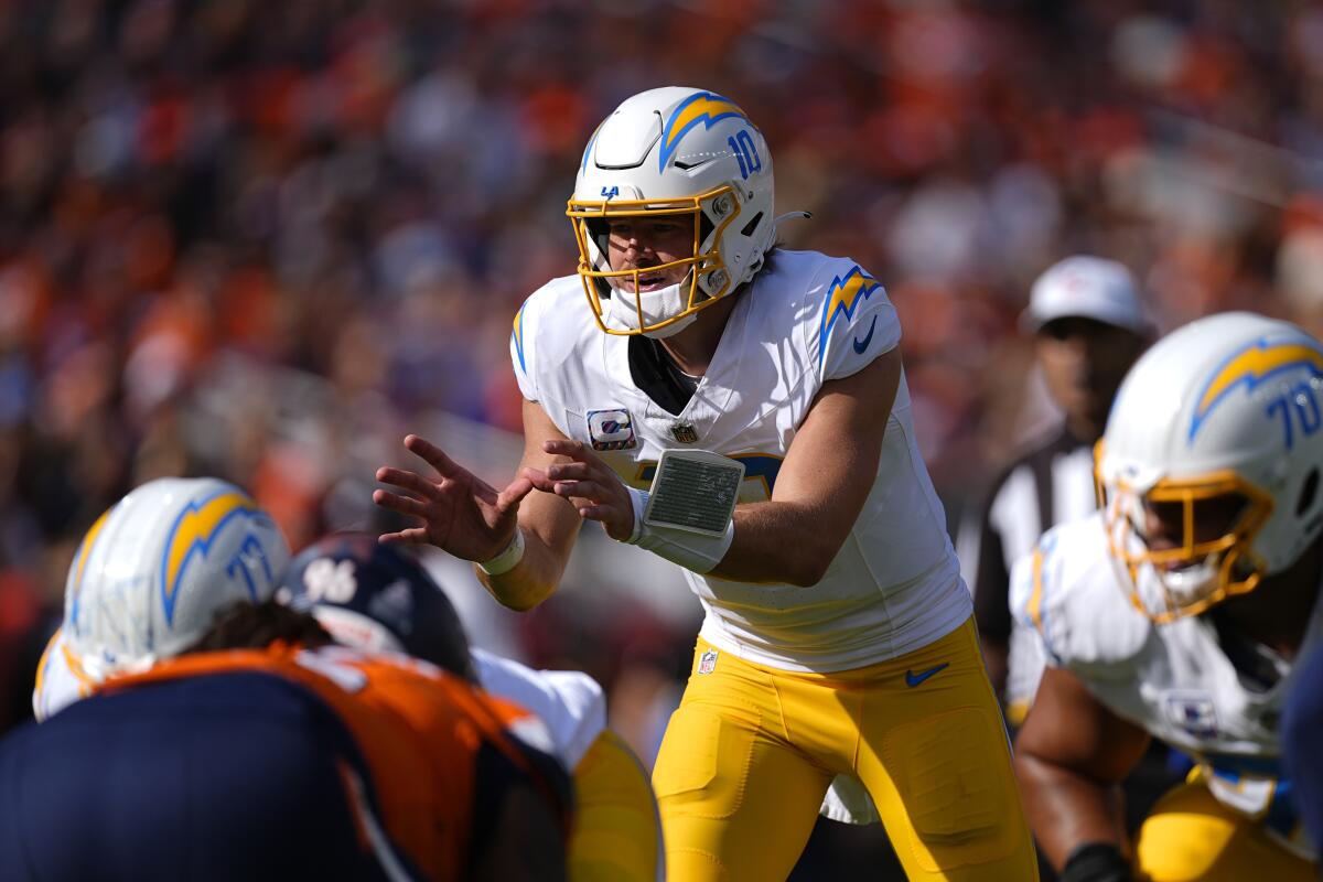 Justin Herbert, quarterback do Los Angeles Chargers (Foto: David Zalubowski / Associated Press)