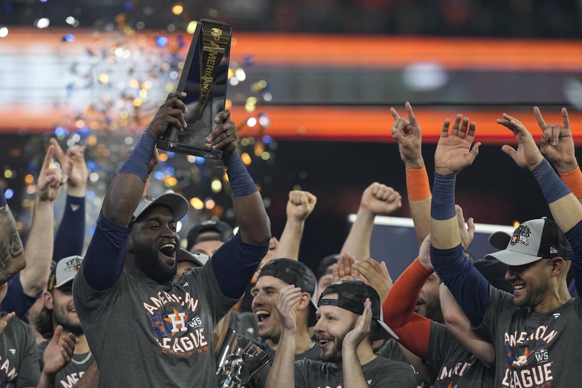 El cubano Yordan Álvarez, bateador designado de los Astros de Houston, alza el trofeo tras eliminar a los Medias Rojas.