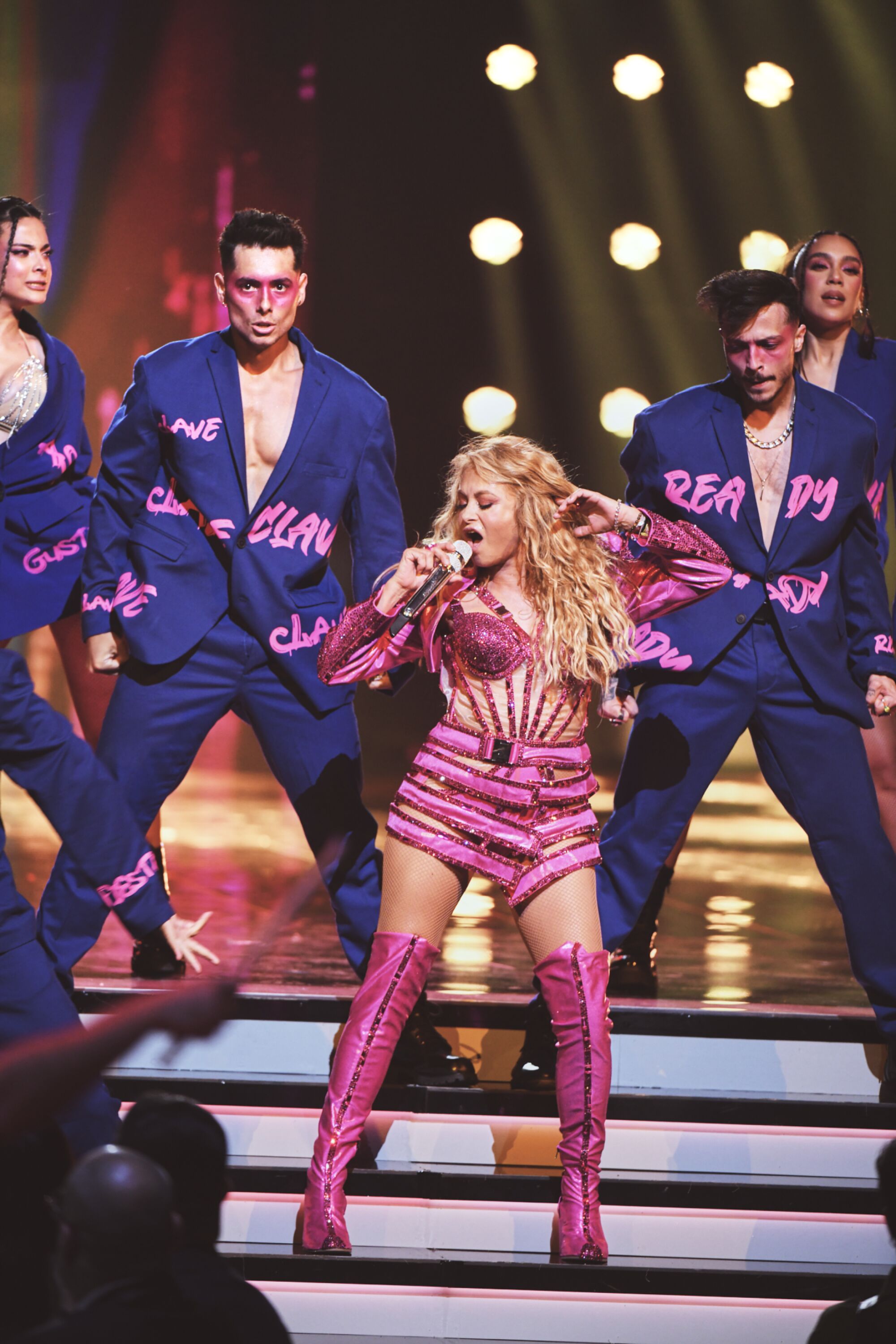 Paulina Rubio, además de conducir, también se subio al escenario a cantar.