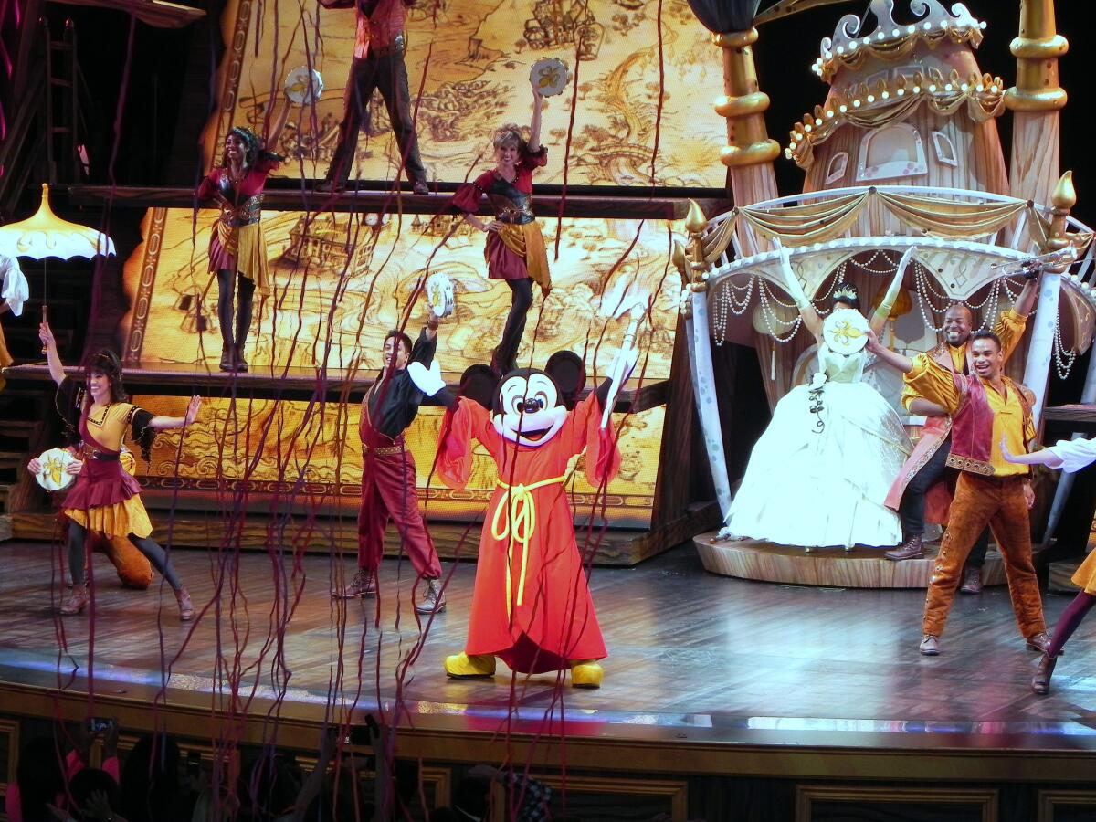 Mickey Mouse acompañado de varios actores en un espectáculo. EFE/Luis Uribe/Archivo