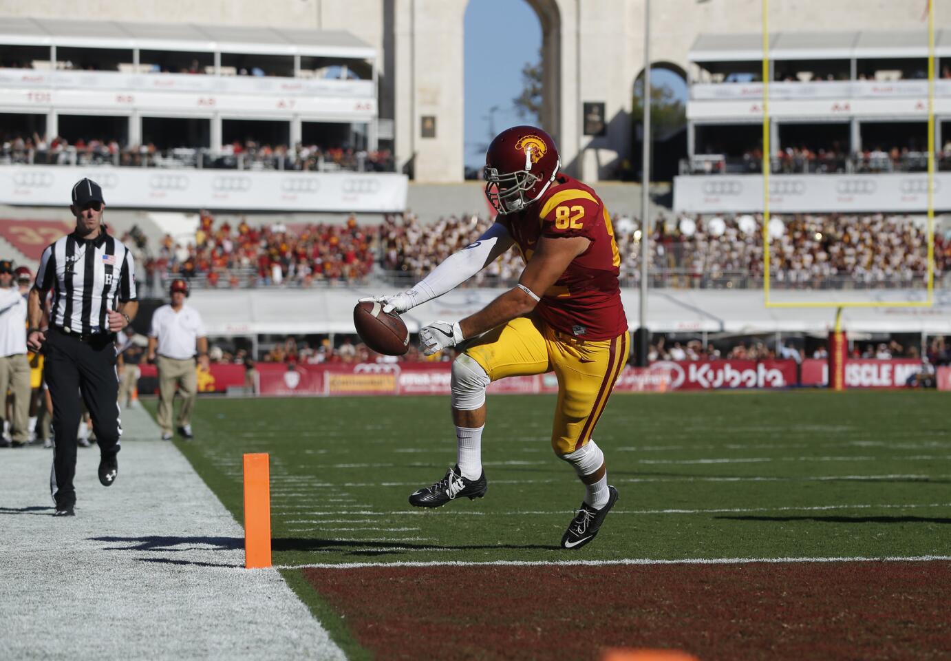 USC tight end Tyler Petite (82) scores the go-ahead touchdown against Colorado in the fourth quarter Saturday at the Coliseum.