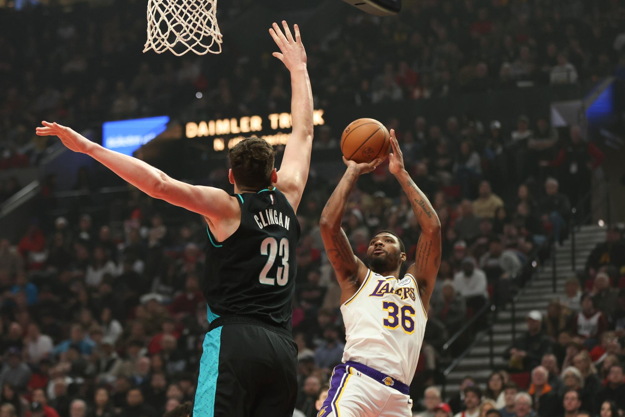 Sakatlıklarla boğuşan Lakers, altı maçta beşinci yenilgisini alarak Portland'a yenildi