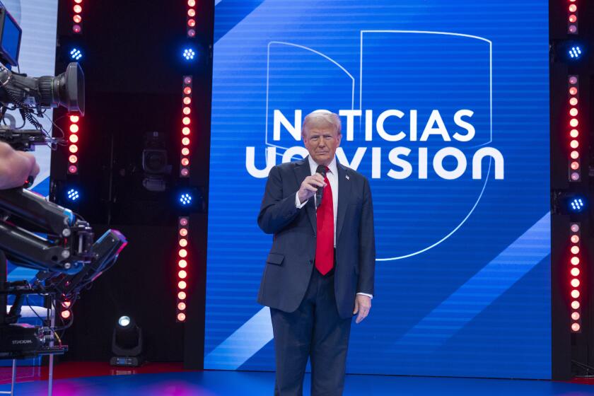 El candidato presidencial republicano Donald Trump habla durante una pausa publicitaria durante una asamblea ciudadana de Univision, el miércoles 16 de octubre de 2024, en Doral, Florida (Foto AP/Alex Brandon)