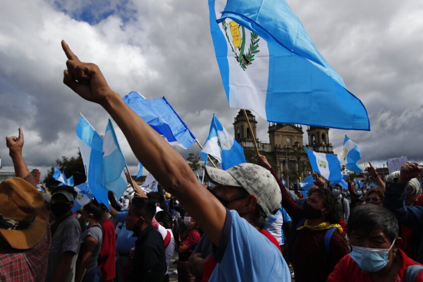 Manifestantes se reúnen frente al Congreso en la Ciudad de Guatemala, sábado 21 de noviembre de 2020.