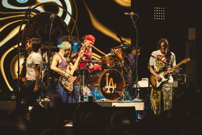La banda Red Hot Chili Peppers en pleno durante su concierto del 2 de marzo del 2024 en el Kia Forum de Los Ángeles.