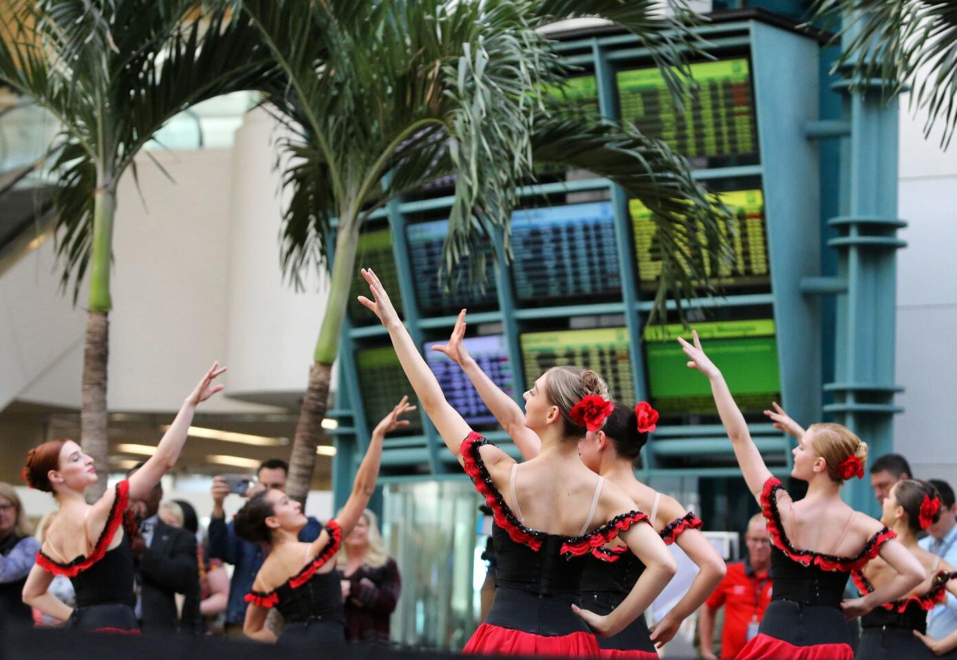 Los viajeros disfrutan de la presentación del Orlando Ballet en el Aeropuerto Internacional de Orlando