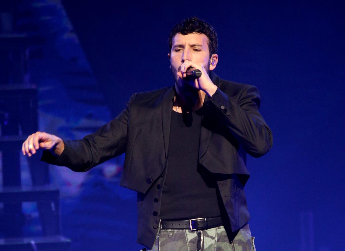 Sebastian Yatra durante su actuación en el YouTube Theater de Inglewood como parte de su Dharma Tour.