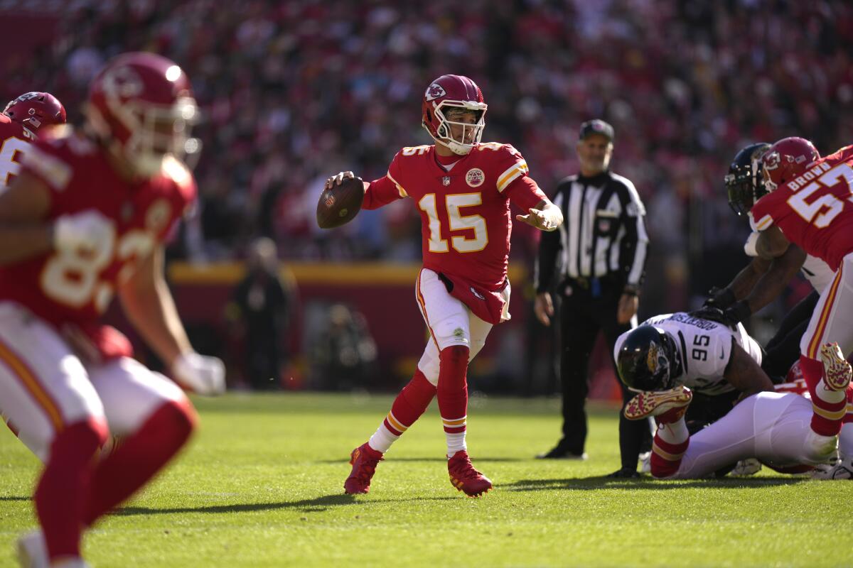 Mahomes throws a touchdown pass as Chiefs roll to 38-10 preseason win over  the Cardinals