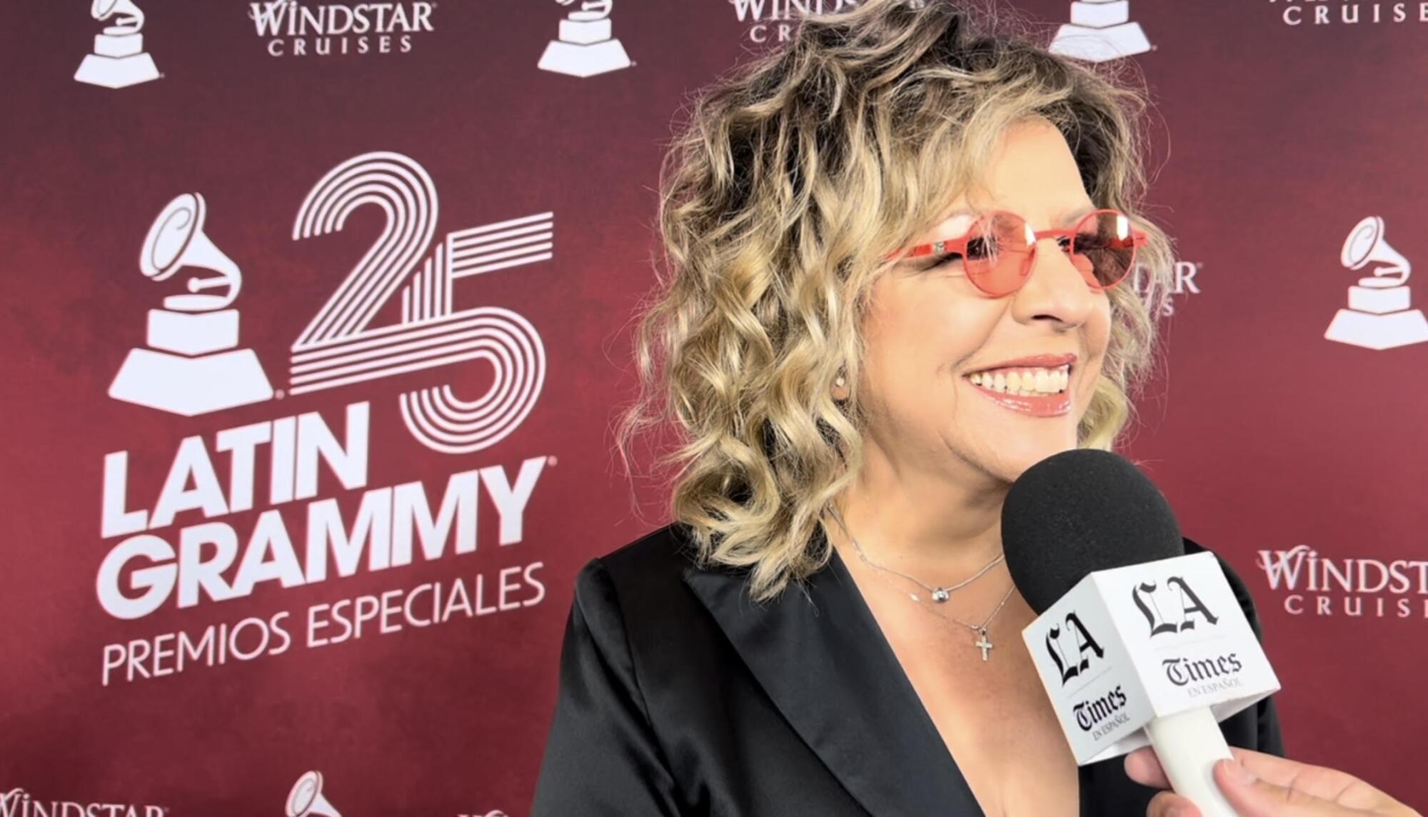 Albita recibió con agradecimiento y emoción su Premio a la Excelencia Musical.