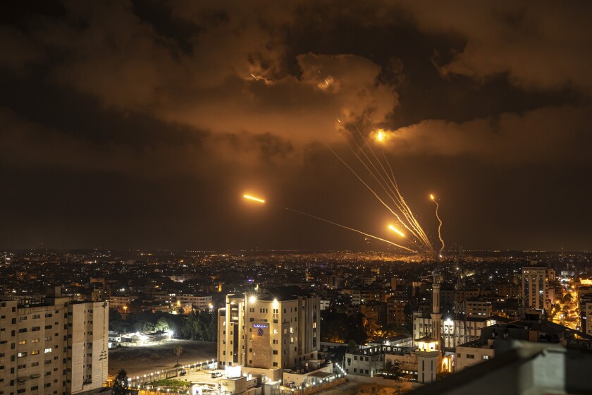 Combatientes palestinos disparan cohetes hacia Israel desde Ciudad de Gaza, la noche del viernes 5 de agosto de 2022, tras un bombardeo israelí. (AP Foto/Fatima Shbair)