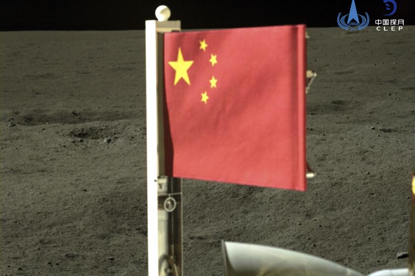 En esta imagen proporcionada por la Administración Espacial Nacional China (CNSA), publicada por la agencia de noticias Xinhua, una bandera nacional china transportada por el módulo de aterrizaje de la Chang'e-6 se despliega en la cara oculta de la Luna, el martes 4 de junio de 2024. China dice que una nave con muestras de roca y tierra despegó de la cara oculta de la Luna para iniciar su camino de regreso a la Tierra. (CNSA/Xinhua via AP)