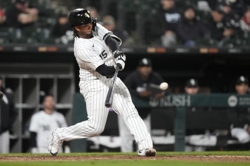 El puertorriqueño de los Medias Blancas de Chicago Martín Maldonado batea un jonrón de tres carreras frente al abridor de los Rays de Tampa Bay Zach Eflin en la sexta entrada del juego del viernes 26 de abril del 2024. (AP Foto/Charles Rex Arbogast)