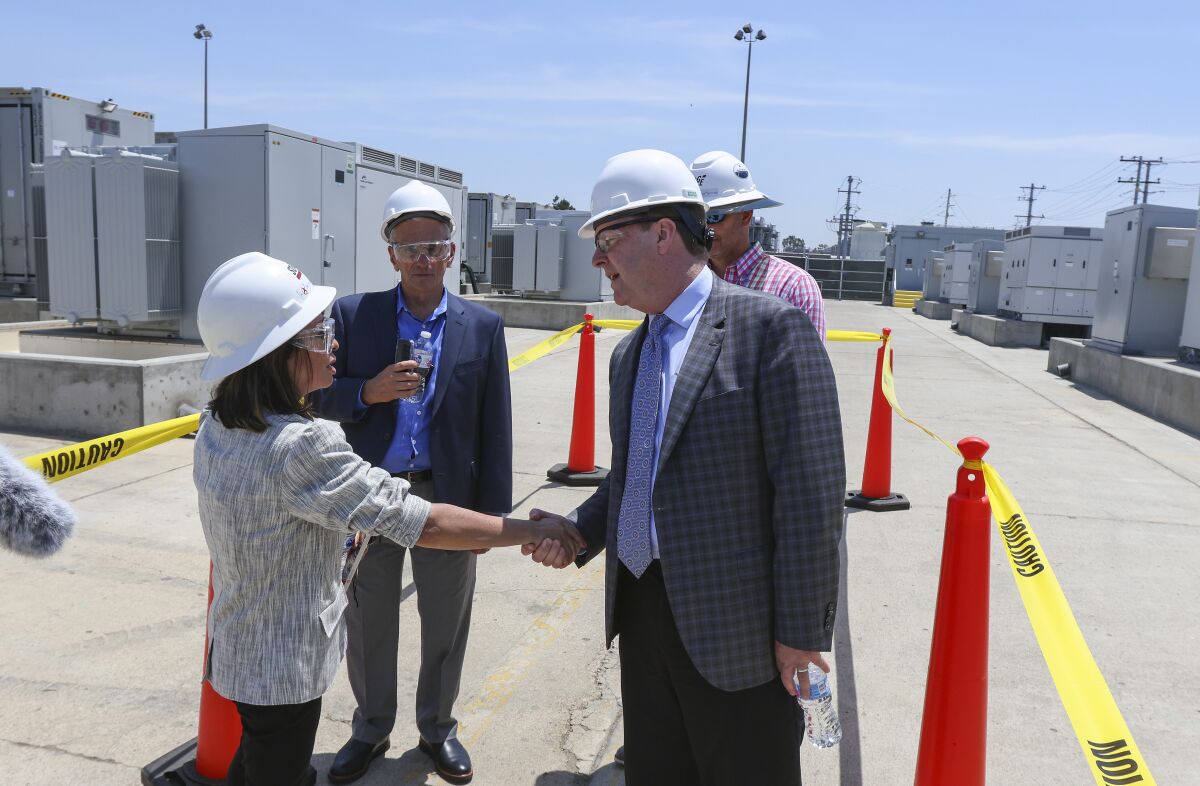  SDG&E CEO Caroline Winn and CAISO CEO Elliot Mainzer shake hands at the Top Gun Energy Storage facility. 