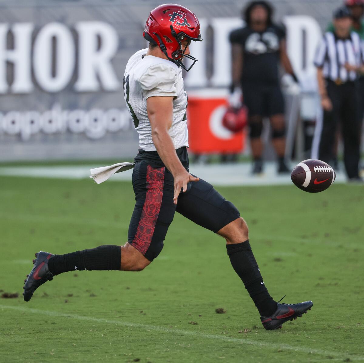 San Diego State's Jack Browning, who averaged 45.4 yards a punt last season, signs with the Buffalo Bills.