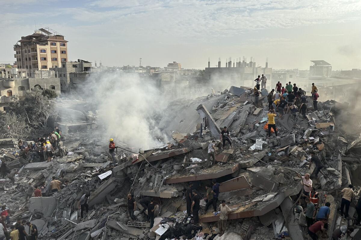 ARCHIVO - Palestinos buscan sobrevivientes tras un ataque aéreo israelí 