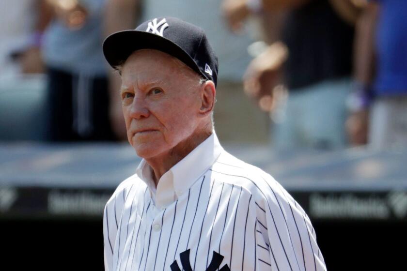 epa06050161 Major League Baseball Hall of Fame Whitey Ford acknowledges the crowd before the start of the 2017 Old Timers' Game at Yankee Stadium in the Bronx, New York, USA, 25 June 2017. EPA/JASON SZENES ** Usable by LA, CT and MoD ONLY **