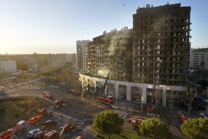 Bomberos trabajan en un edificio residencial incendiado en Valencia, España, el 23 de febrero de 2024. (AP Foto/Alberto Saiz)