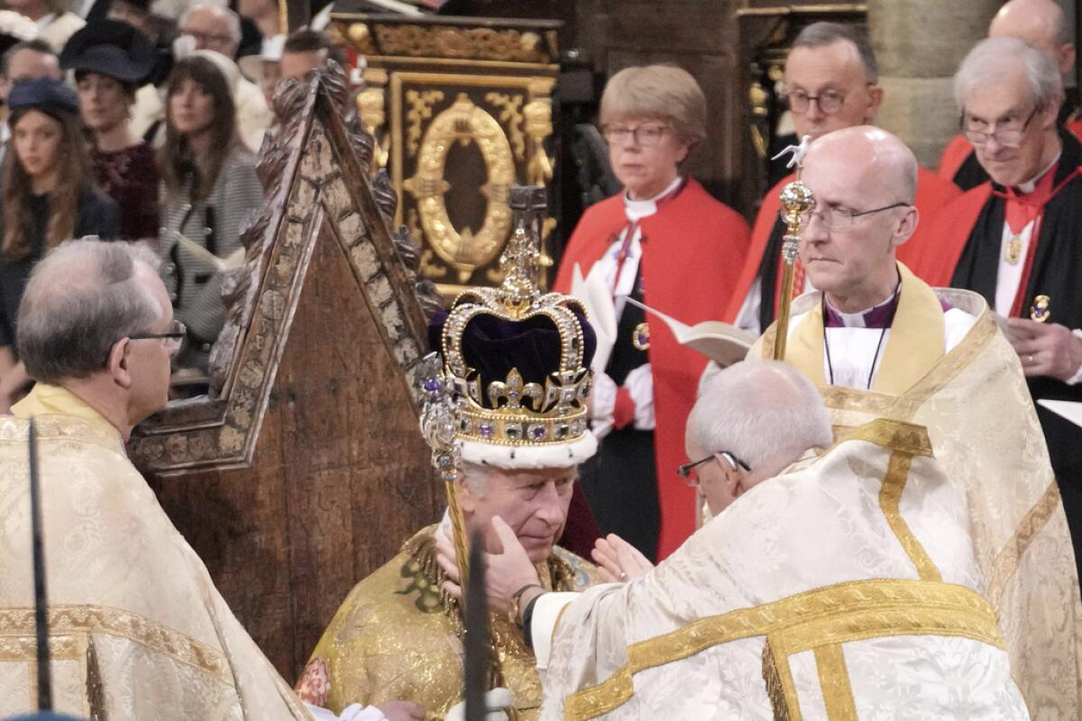 El rey Carlos III sentado mientras es coronado 