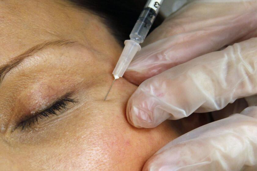 Una paciente recibe un inyección de bótox en una clínica de Arlington, Virginia, el 5 de junio de 2009. (AP Foto/Jacquelyn Martin, Archivo)