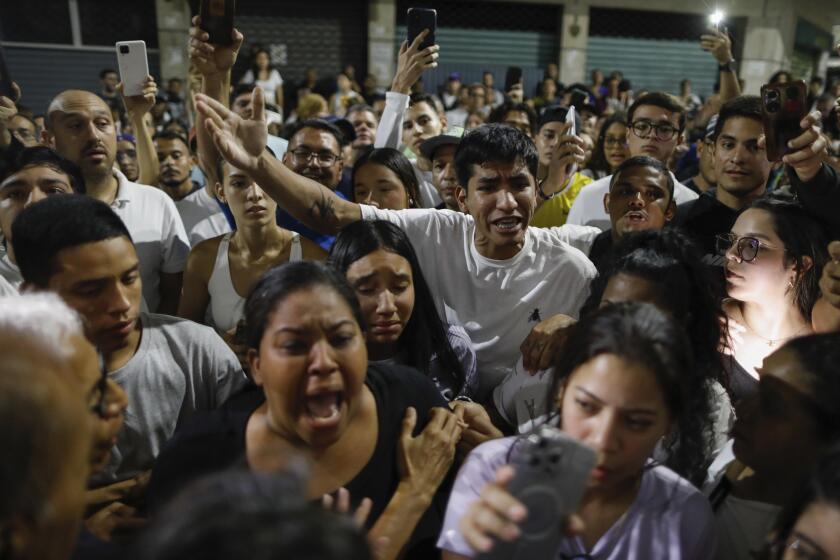 Partidarios del candidato opositor Edmundo González se reúnen afuera del centro de votación del Colegio Andrés Bello, pidiendo los resultados, luego del cierre de las urnas para las elecciones presidenciales en Caracas, Venezuela, el domingo 28 de julio de 2024.
