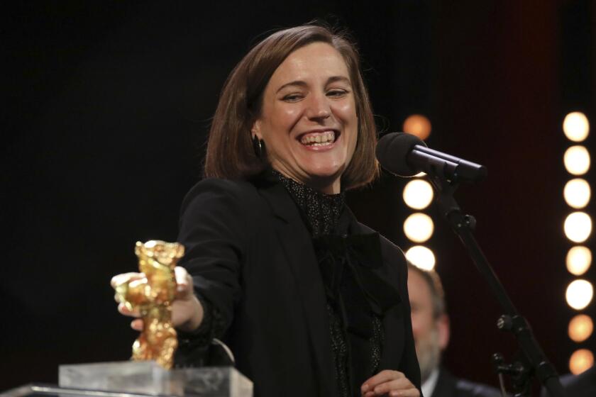 Carla Simón recibe el Oso de Oro a mejor película por “Alcarràs” durante la ceremonia de premiación del Festival Internacional de Cine de Berlín en Berlín, Alemania, el 16 de febrero de 2022. (Foto Vianney Le Caer/Invision/AP)