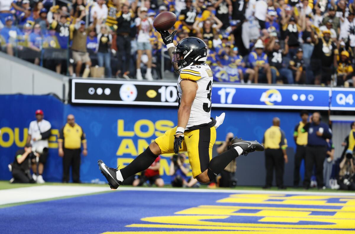 Pittsburgh Steelers running back Jaylen Warren scores to tie the game in the fourth quarter against the Rams.