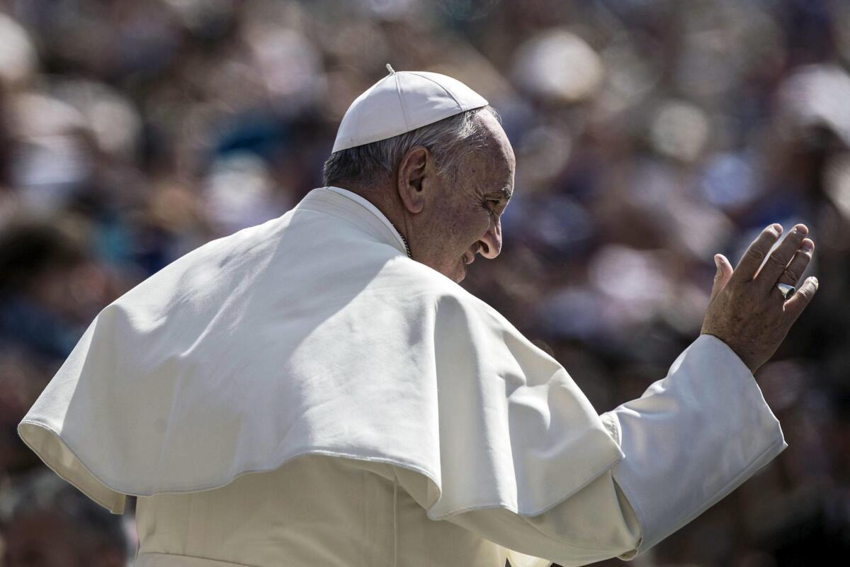 VAT16 VATICANO 13/05/2015.- El papa Francisco saluda a los fieles a su llegada a la audiencia general celebrada en la Plaza de San Pedro en el Vaticano.
