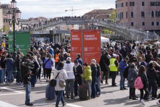 Asistentes comprueban códigos de acceso de los turistas ante la principal estación de tren de Venecia, el jueves 25 de abril de 2024. Ante la mirada de los medios del mundo, la frágil ciudad ribereña de Venecia inició un programa piloto el jueves para cobrar una cuota de entrada de unos 5 euros (unos 5,35 dólares) a los que visiten el lugar sólo por un día. (AP Foto/Luca Bruno)