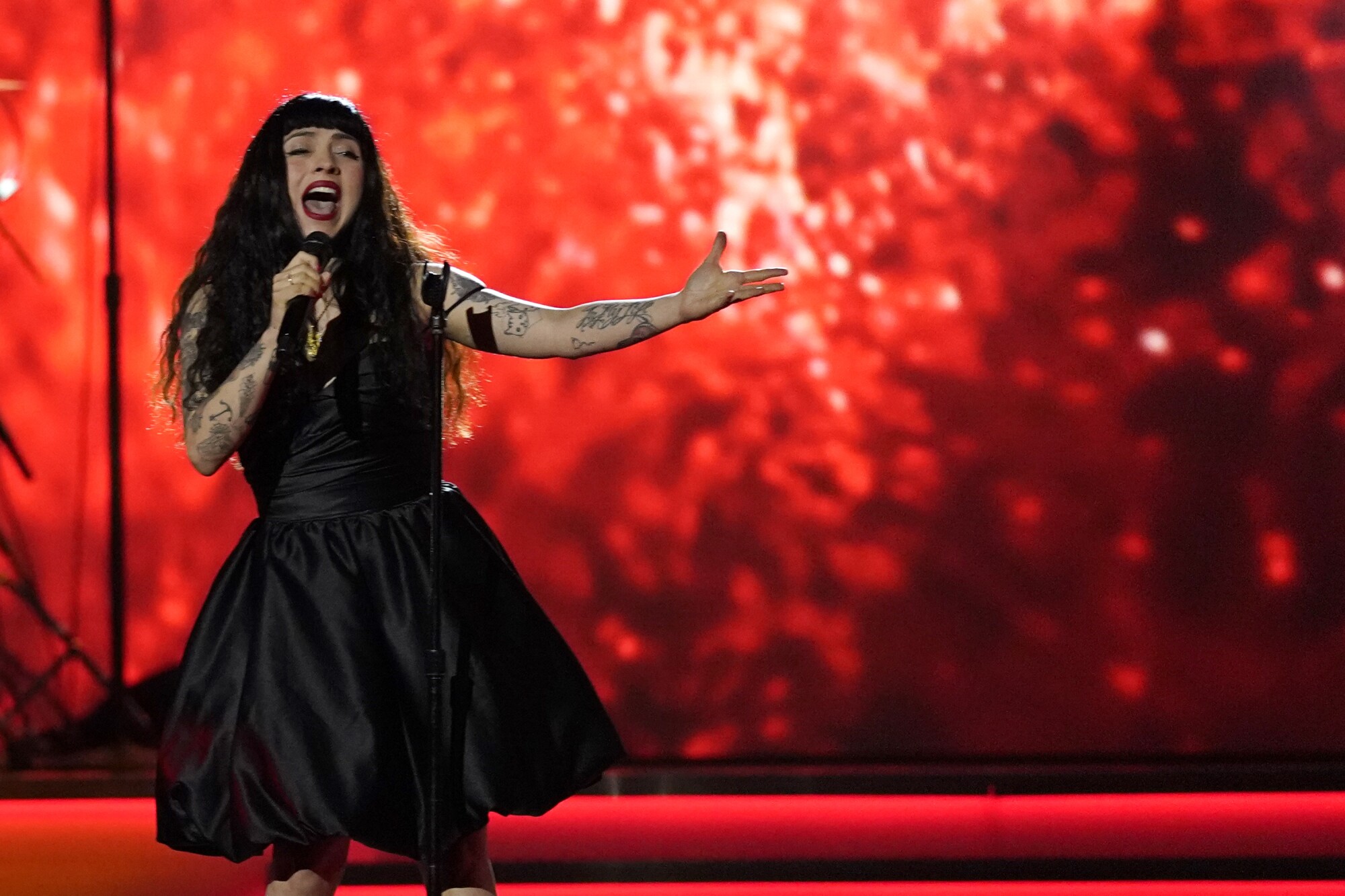 Mon Laferte canta en la Premiere de los premios Grammy, el domingo 3 de abril de 2022 en Las Vegas.