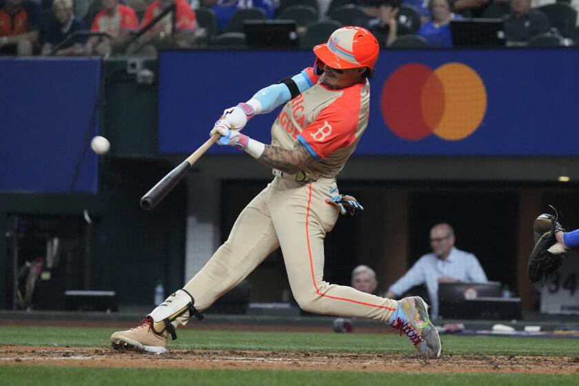 Jarren Durán, de la Liga Americana, conecta un jonrón en el quinto inning del Juego de Estrellas en Arlington, Texas, el martes 16 de julio de 2024 (AP Foto/LM Otero)