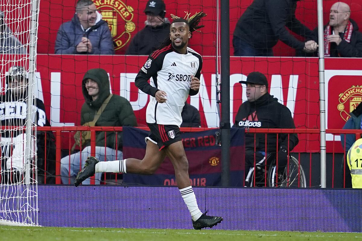 Iwobi scores stoppage-time winner as Fulham beats Man United 2-1 in Premier League - The San Diego Union-Tribune