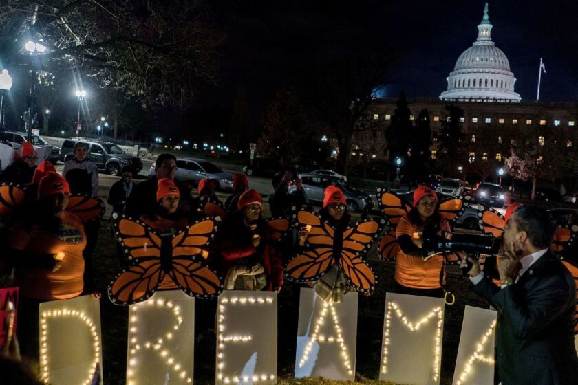 Manifestantes inmigrantes "Dreamers" protestan frente al Capitolio de los EE. UU. El 21 de enero. (Melina Mara / Washington Post)