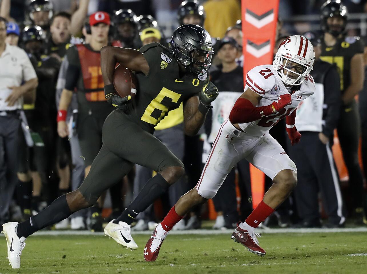 Oregon wide receiver Juwan Johnson makes a critical first down catch against Wisconsin cornerback Caeser Williams.