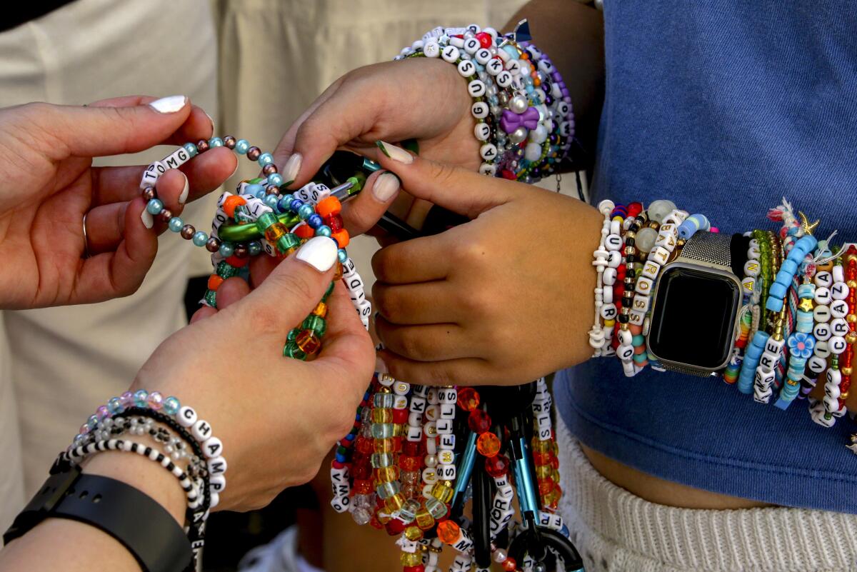 Swifties intercambian pulseras de la amistad en el centro de la ciudad de Viena el jueves 8 de agosto de 2024. 