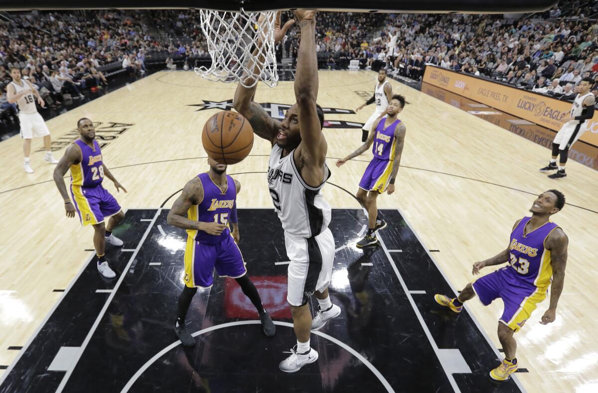 En esta jornada de partidos de la NBA, varios equipos superaron los 120 puntos, como fue el caso de los Spurs de San Antonio en su victoria contra los Lakers de Los Ángeles que ganaroon 134-94.