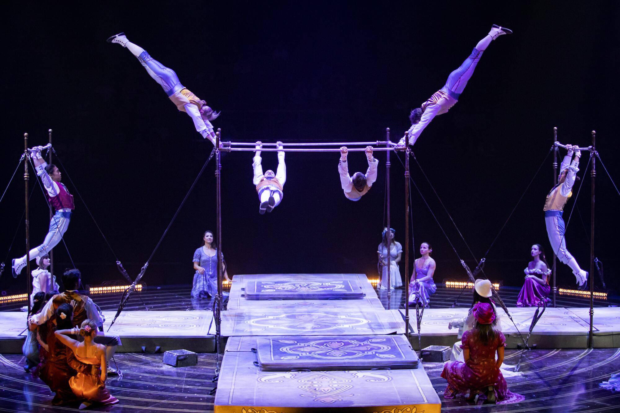 Una de las muchas escenas de acrobacias en el montaje Corteo del Cirque du Soleil.