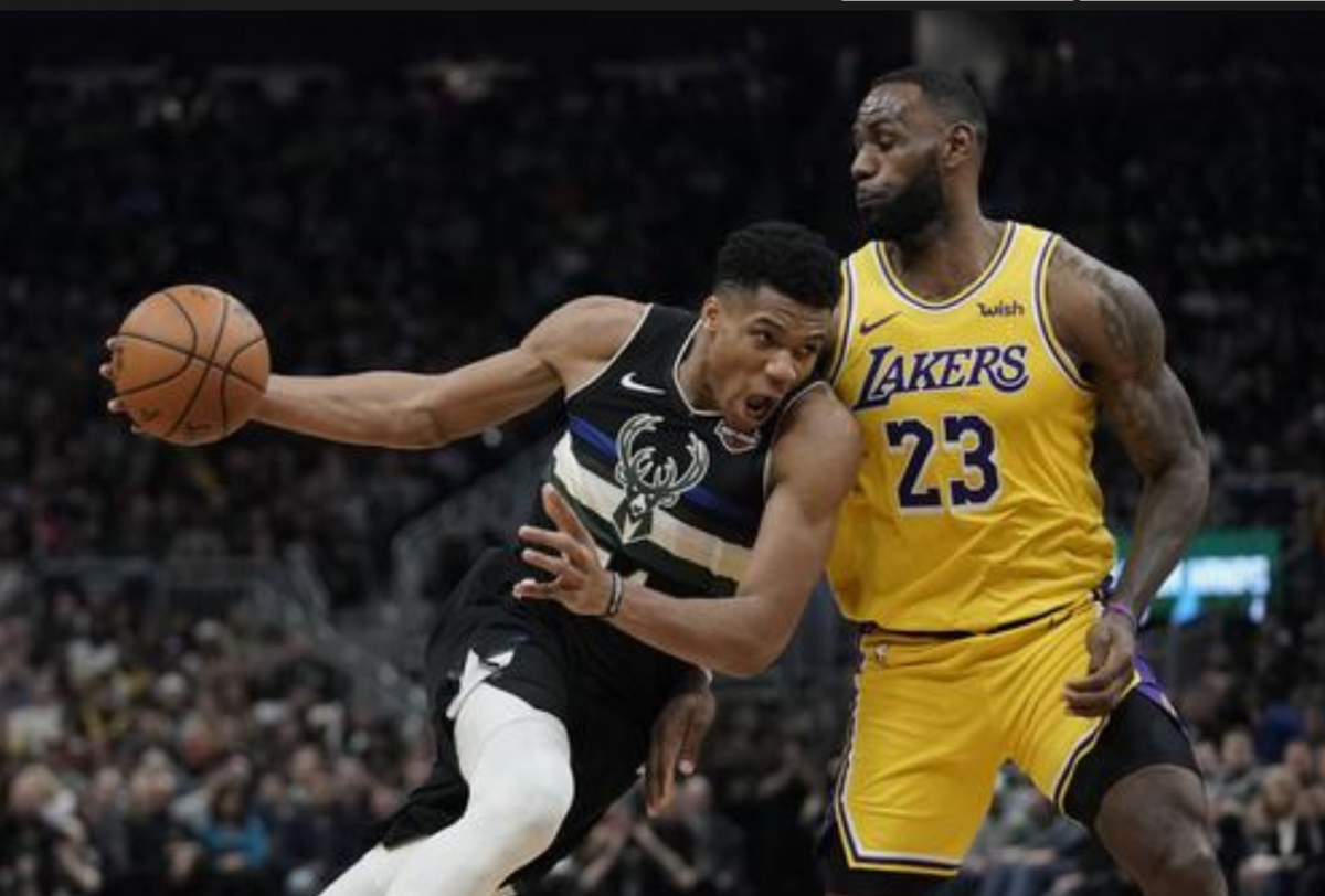 Giannis Antetokounmpo (izq.), de los Milwaukee Bucks, intenta superar a LeBron James, de Los Angeles Lakers, en partido de la NBA en diciembre de 2019.