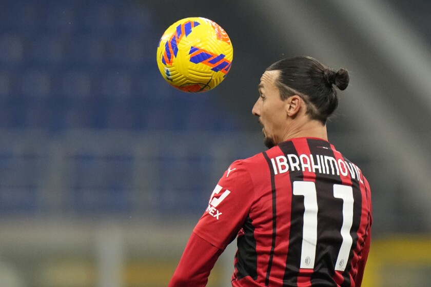 El delantero sueco del Milan Zlatan Ibrahimovic durante el partido contra Spezia por la Serie A italiana, el lunes 17 de enero de 2022. (AP Foto/Luca Bruno)