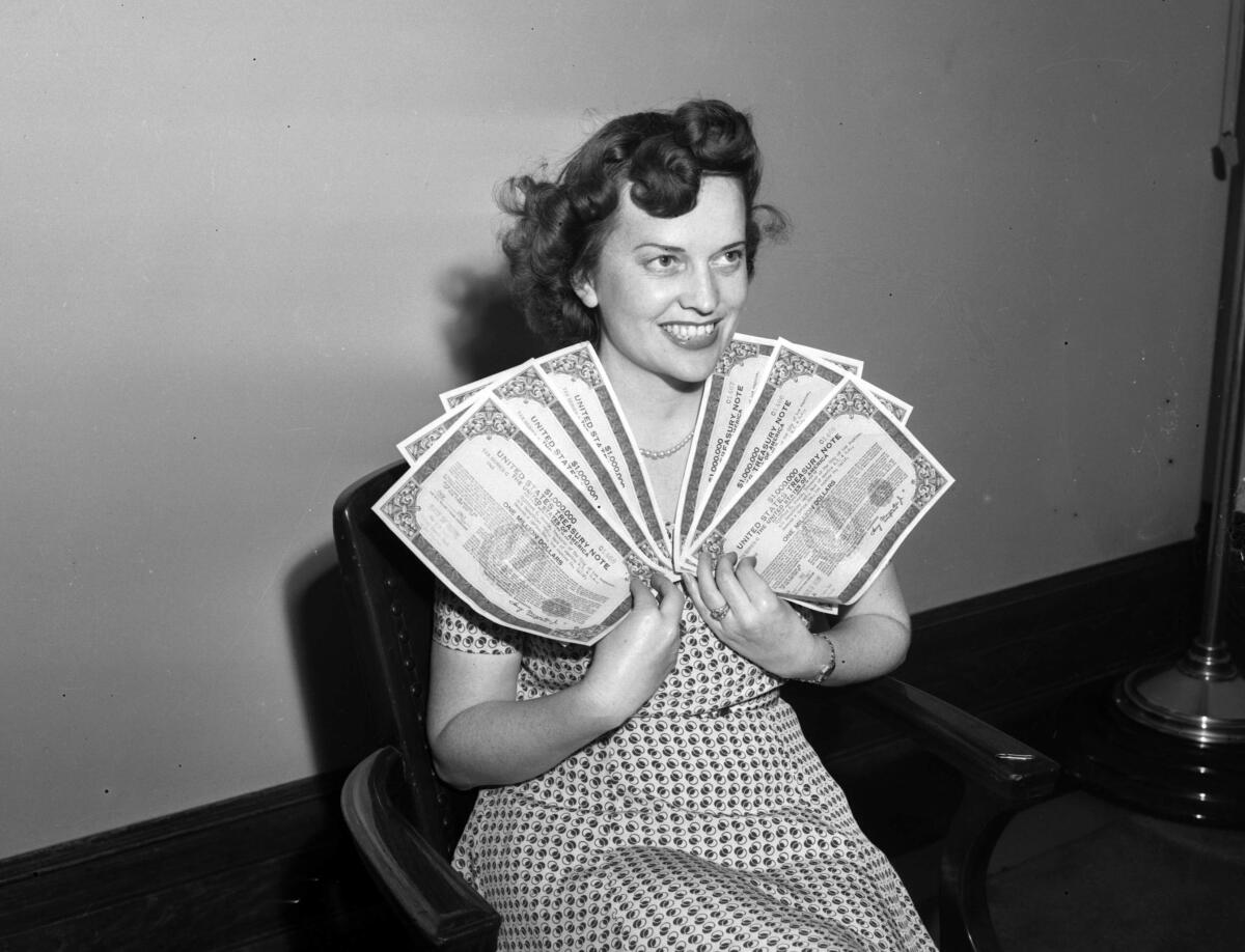 Aug. 9, 1943: Joyce Davis holds Victory Bond notes