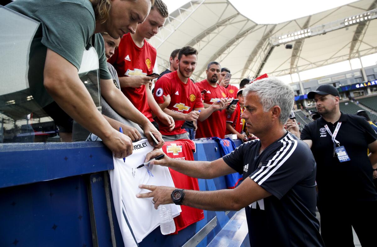 Jose Mourinho repartiendo autógrafos en Carson.