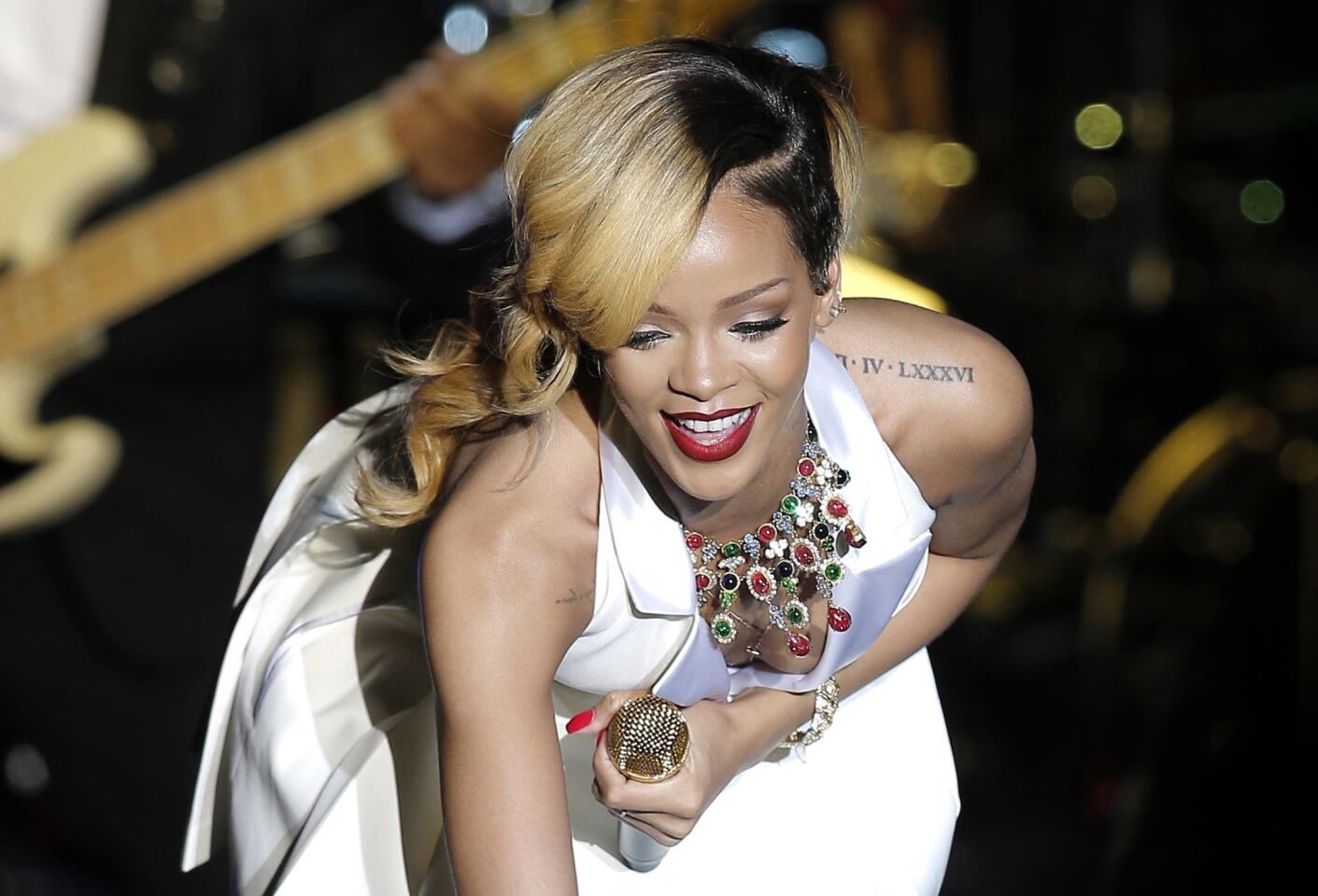 Rihanna dyes her hair gray