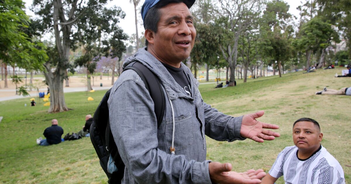 Latinos de Los Ángeles dan la bienvenida a 42 migrantes como ‘hermanos y hermanas’