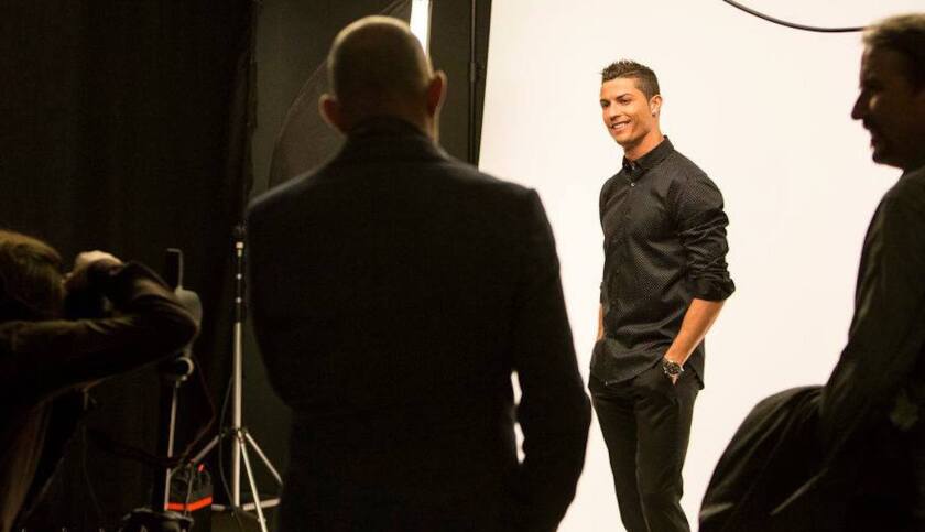 Cristiano Ronaldo (c) en una sesión de fotos.