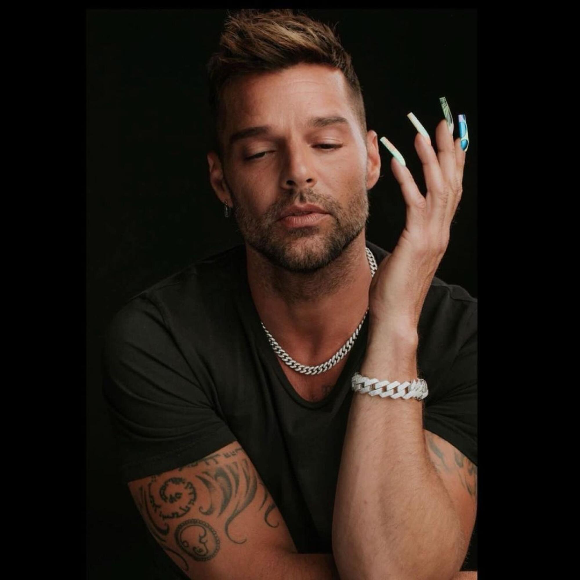 Ricky Martin sorprendió con su sentido mensaje en las redes luciéndo uñas largas postizas.